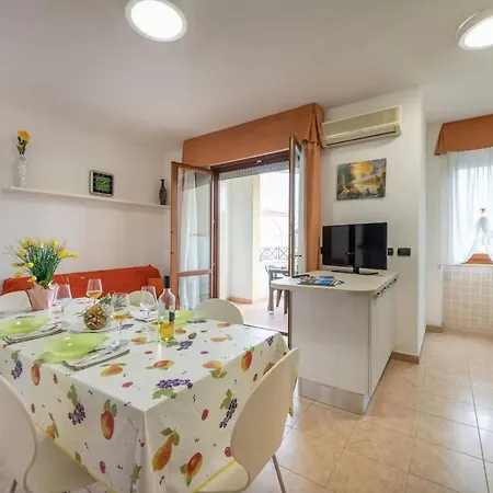Apartment New Flat For 6 Guests Near